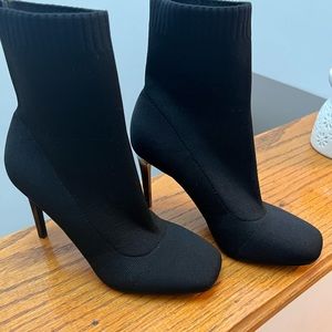 These are the black ones 😊 just a size 5